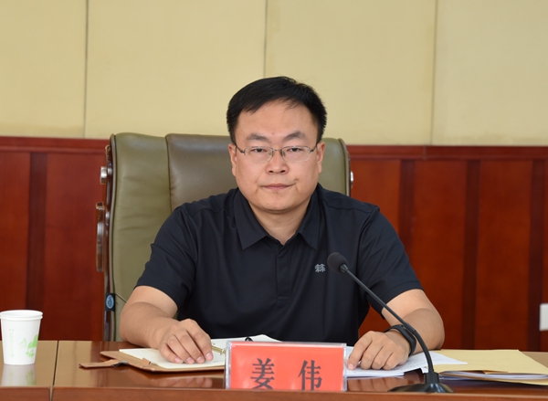 区委常委,常务副区长何志岳主持,副区长姜伟"五人小组"成员,各矿主要